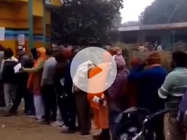 फर्रुखाबाद: इफको सेंटर सातनपुर मंडी गेट पर खाद के लिए लंबी कतारें, महिलाएं भी पहुंची, आधार कार्ड और खतौनी से मिल रही खाद