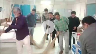 चूरू: राजकीय भरतिया अस्पताल में चिकित्सकों ने झाड़ू लगाकर स्वच्छता का दिया सन्देश
