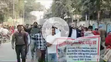 गोपालगंज: शहर में फुटपाथी दुकानदारों का विरोध मार्च, कलेक्ट्रेट में जिला प्रशासन को सौंपा ज्ञापन