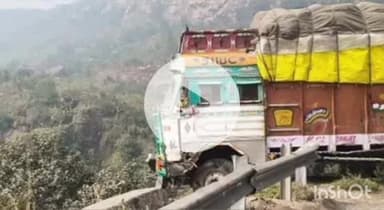 रॉबर्ट्सगंज: मारकुंडी घाटी में पहाड़ी से टकराई ट्रक, ड्राइवर हुआ घायल, ट्रक लुधियाना से परचून का सामान लेकर उड़ीसा जा रहा था