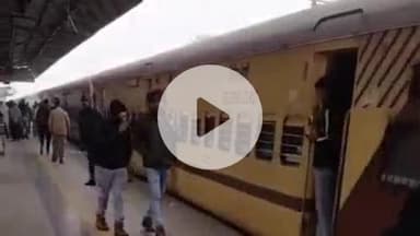 फर्रुखाबाद: कोहरे के चलते कालिंद्री एक्सप्रेस ट्रेन 7 घंटे और भागलपुर गांधीधाम ट्रेन 14 घंटे देरी से चल रही