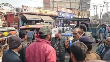 गिरिडीह: गिरिडीह नगर निगम और यातायात पुलिस ने शहर में संयुक्त रूप से अतिक्रमण हटाओ अभियान चलाया