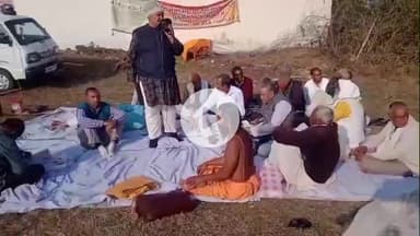 मऊगंज: मऊगंज कलेक्ट्रेट के सामने दूसरे दिन भी धरना जारी, निर्वस्त्र होकर अधिकारियों को खरी-खरी सुनाने का वीडियो वायरल