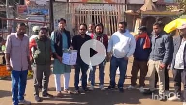 गुना नगर: शहर में जर्जर सड़कों की मरम्मत के लिए अनोखा तरीका, जयस्तंभ चौराहे पर सवर्ण आर्मी ने गड्ढे भरने के लिए जुटाया चंदा