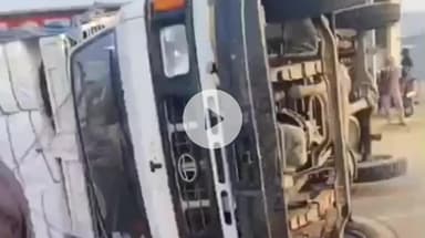 बेलसंड: परसौनी बेलसंड NH-227 पर सामान से लदी पिकअप पलटी, स्थानीय लोगों ने ड्राइवर के नशे में होने की बात कही