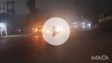 नानपारा: नानपारा में घने कोहरे के कारण वाहनों की रफ्तार धीमी, सफर हुआ मुश्किल