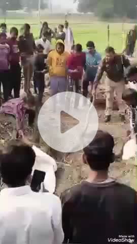 मिर्ज़ापुर: पुरजागिर गांव में खेत में 7 फीट का अजगर निकला, पुलिस का रेस्क्यू करते वीडियो सोशल मीडिया पर हुआ वायरल