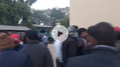 लोहरदगा: हिंडालको कर्मी पर ट्रक मालिकों से दुर्व्यवहार का आरोप, लोहरदगा-गुमला ट्रक ऑनर एसोसिएशन ने की स्थानांतरण की मांग