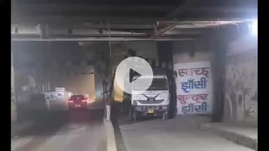 झांसी: तेज रफ्तार ट्रक ने रेलवे पुल के नीचे लगे हाइट गेज में मारी टक्कर, हुआ क्षतिग्रस्त, आरपीएफ ने ट्रक लिया कब्जे में