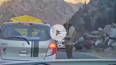 टापरी: किन्नौर पुलिस ने उरनी ढांक के करीब लगाया नाका, वाहन चालकों के कागजात किए चेक