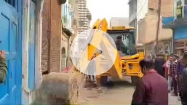 बलरामपुर: चौक बाजार से बड़े पुल तक अवैध अतिक्रमण पर नगर पालिका प्रशासन का बुलडोजर गरजा, जेसीबी से सड़क किनारे हटाए गए अवैध कब्जे