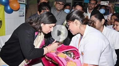 बक्सर: डीएम ने नवजात शिशु को पोलियो खुराक पिलाकर पल्स पोलियो अभियान की शुरुआत की, 2.60 लाख बच्चों को पिलाई जाएगी दवा