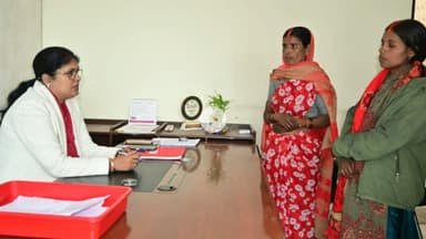 गिरिडीह: उप विकास आयुक्त स्मृता कुमारी ने किया जनता दरबार का आयोजन, ज़िलेभर से आए लोगों ने रखीं अपनी समस्याएं