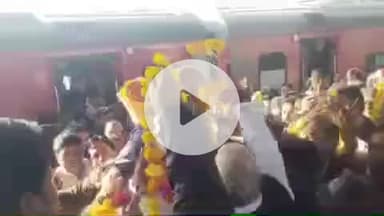 झांसी: वीरेंद्र राय को अखिल भारतीय कलवार संवर्गीय महासभा का राष्ट्रीय अध्यक्ष चुना गया, झांसी स्टेशन पर लोगों ने किया स्वागत