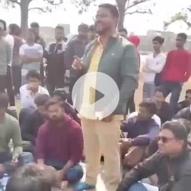 बगोदर: औंरा स्थित बिनोद उच्च विद्यालय के मैदान में खम्भरा ईको पार्क में मारपीट की घटना को लेकर हुई बैठक