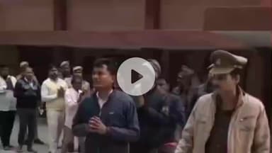 कप्तानगंज: कुशीनगर: मठिया गांव में पुलिस पर जानलेवा हमला, 6 महिलाओं समेत 18 आरोपियों को गिरफ्तार कर थाने में परेड करवाई गई