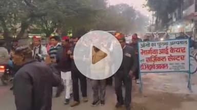 फर्रुखाबाद: समाजवादी पार्टी ने 1971 में भारत-पाक युद्ध के विजय दिवस के उपलक्ष में आवास विकास में निकाला कैंडल मार्च