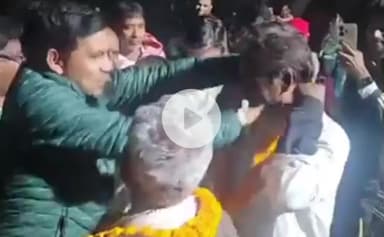 भभुआ: मतगणना के दिन गिरफ्तार चार लोगों को विधायक सतीश यादव ने जेल से रिहा होने पर माला पहनाकर किया सम्मानित