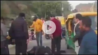 इटावा: कोतवाली इलाके में आवारा कुत्ते से टकराकर ऑटो पलटने से युवक घायल, पूर्व चेयरमैन ने घायल को अस्पताल पहुंचवाया, इलाज जारी