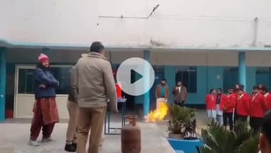 शाहजहांपुर: अग्निशमन विभाग ने स्कूल में अग्नि सुरक्षा के लिए छात्र-छात्राओं को किया जागरूक