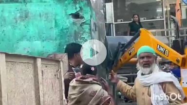 एत्मादपुर: ट्रांस जमुना फेस 1 में स्थित हिंद बली शाह दरगाह के पीछे बनी अवैध कोठरी को प्रशासन ने ध्वस्त किया