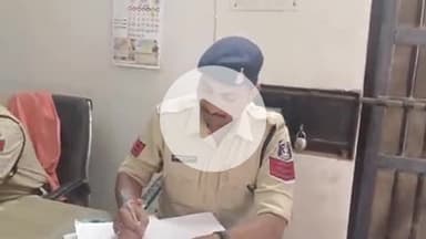 तिल्दा: नया बस स्टैंड के पीछे अपने अंडा ठेले में लोगों को शराब पीने की सुविधा मुहैया कराते एक व्यक्ति को खरोरा पुलिस ने पकड़ा