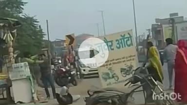 छिबरामऊ: पश्चिमी बाईपास के पास एक युवक के साथ कुछ लोगों ने लाठी-डंडों से की मारपीट, युवक रोड पर तड़पता रहा, लोग बनाते रहे वीडियो