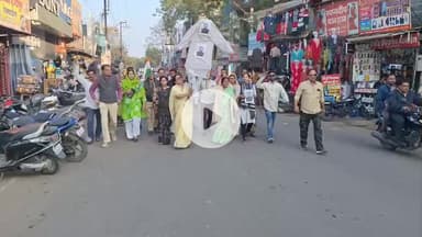 खंडवा नगर: खंडवा में कांग्रेस ने विजय शाह का पुतला जलाया, रोकने आए अफसरों पर वाटर कैनन चलाई, मंत्री पर धमकाने का आरोप