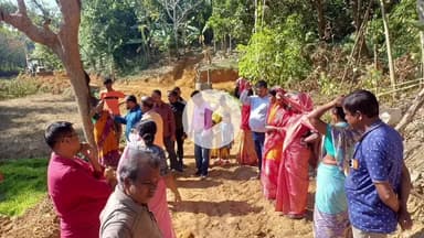 ধর্মনগর: হুরুয়া শিবনগর গ্রাম পঞ্চায়েত এলাকার গোয়ালা বস্তির দীর্ঘদিনের একটি রাস্তার সমস্যা সমাধানে বিধায়ক সহ অন্যান্যরা