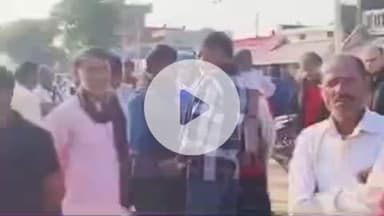 बलरामपुर: अमवा शिवपुरा सहकारी समिति में यूरिया की किल्लत से किसान परेशान, किसानों ने सरकारी दर से अधिक कीमत वसूलने का लगाया आरोप