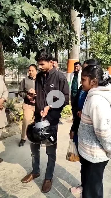 #up
भाई–बहन शीतला माता के दर्शन करने आए। UP पुलिस की इंस्पेक्टर साहिबा ने उन्हें कपल होने के संदेह में रोका, #up360 #upp