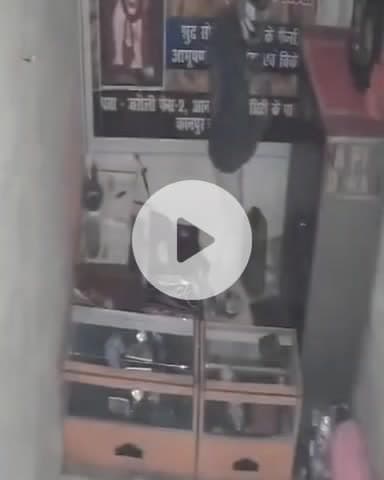 कानपुर: गुजैनी के जरौली में नकाबपोश चोरों ने ज्वेलरी शॉप का ताला तोड़कर 3 किलो चांदी की चोरी की, घटना सीसीटीवी में कैद