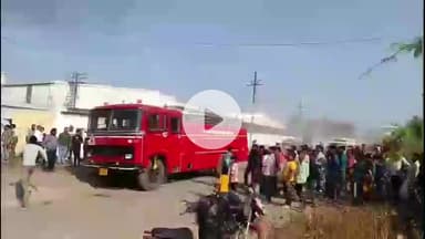 झांसी: ग्रोथसेंटर के पास नवभारत ब्रेड फैक्ट्री में लगी आग, दमकल विभाग की दो गाड़ियों ने पाया आग पर काबू