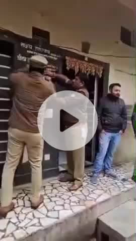 कानपुर: गैंगस्टर एक्टर मन्नू उपाध्याय की गिरफ्तारी के लिए उसके घर पर कुर्की का नोटिस किया गया चस्पा