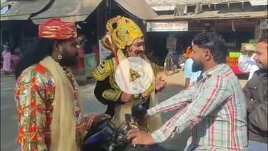 भुसावर: कस्बा भुसावर में यमराज और चित्रगुप्त बनकर बाइक सवार लोगों को हेलमेट पहनने की दी नसीहत