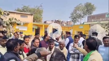 मंझनपुर: खाद संकट पर भड़के किसानों ने सहकारी समिति पश्चिम शरीरा का किया घेराव