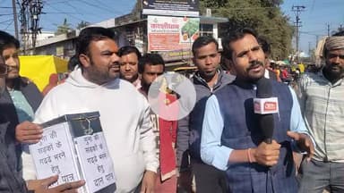 शहर की सड़कों के गड्ढों की मरम्मत के लिए आज सवर्ण आर्मी गुना द्वारा जन सहयोग से चंदा इकट्ठा किया गया यह चंदा गुना की