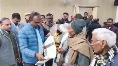 महाराजगंज: कलेक्ट्रेट सभागार में डीएम ने पेंशनर्स को किया सम्मानित