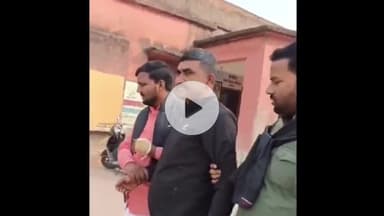 बक्सर: बक्सर सदर अंचल में म्यूटेशन के नाम पर दलाली का आरोप, युवक पकड़ा गया, वीडियो वायरल