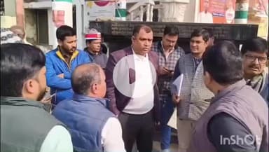 महाराजगंज: सक्सेना चौराहे पर एनएच की टीम ने किया सड़क का नाप