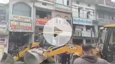 शाहपुर पटोरी बाजार में अतिक्रमण मुक्त को लेकर चलाया गया बुलडोजर
