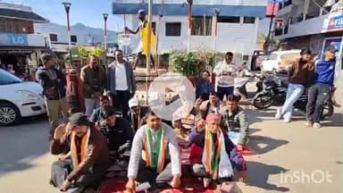 लोहाघाट:मनरेगा योजना का नाम व नियम बदलने पर कांग्रेस ने लोहाघाट में भाजपा सरकार के खिलाफ किया प्रदर्शन