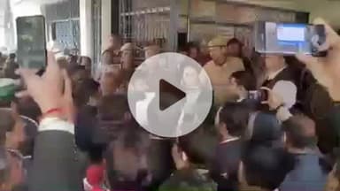 बुलंदशहर: पश्चिमी उत्तर प्रदेश में हाई कोर्ट बेंच की मांग को लेकर वकीलों ने किया प्रदर्शन, डीएम को सौंपा ज्ञापन