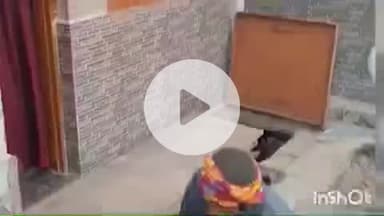 बलरामपुर: अतिक्रमण हटाओ अभियान में नोटिस मिलने के बाद लोग स्वयं अपने अतिक्रमण को तोड़ते दिखे