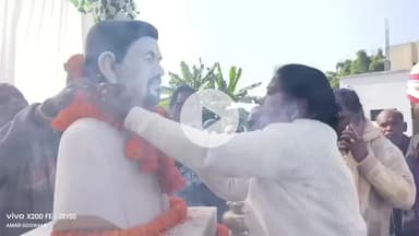 लोहरदगा: पूर्व विधायक स्वर्गीय कमल किशोर भगत की पुण्यतिथि पर भावुक हुईं नीरू शांति भगत, 400 गरीबों को कंबल वितरित किए