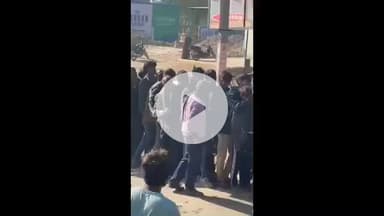 गंगरार: गंगरार क्षेत्र के बोरदा ग्राम सहकारी समिति में खाद के लिए किसानों की लंबी कतारें