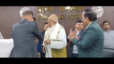 इटावा: विकास भवन प्रेरणा सभागार में पेंशनर्स दिवस पर सभी पेंशनर्स को डीएम सब्रेंट कुमार शुक्ला द्वारा सम्मानित किया गया