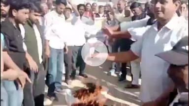 चूरू: कलेक्ट्रेट के सामने कांग्रेस ने मोदी सरकार के खिलाफ प्रदर्शन किया, नारेबाजी कर पुतला फूंका