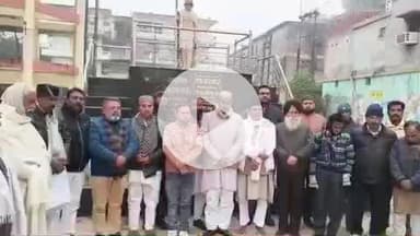 रूड़की: गांधी वाटिका में महात्मा गांधी की प्रतिमा के पास महानगर कांग्रेस कमेटी ने किया धरना प्रदर्शन और मौन धारण