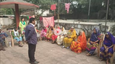 गिरिडीह: जिला समाज कल्याण पदाधिकारी बिनोद कुमार सिंह ने वृद्धाश्रम पहुंचकर बुजुर्गों को कंबल वितरित किए